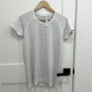 Lululemon Swiftly Tech Short-Sleeve Shirt 
Hip Length slate WHITE size 10